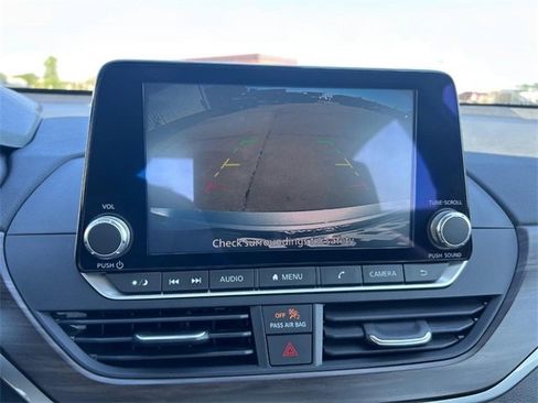 Used 2024 Nissan Altima 2.5 SV image 19