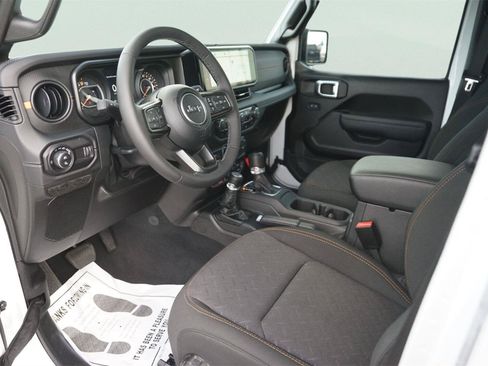 Used 2025 Jeep Gladiator Mojave w/ Convenience Group AWD/4WD image 8