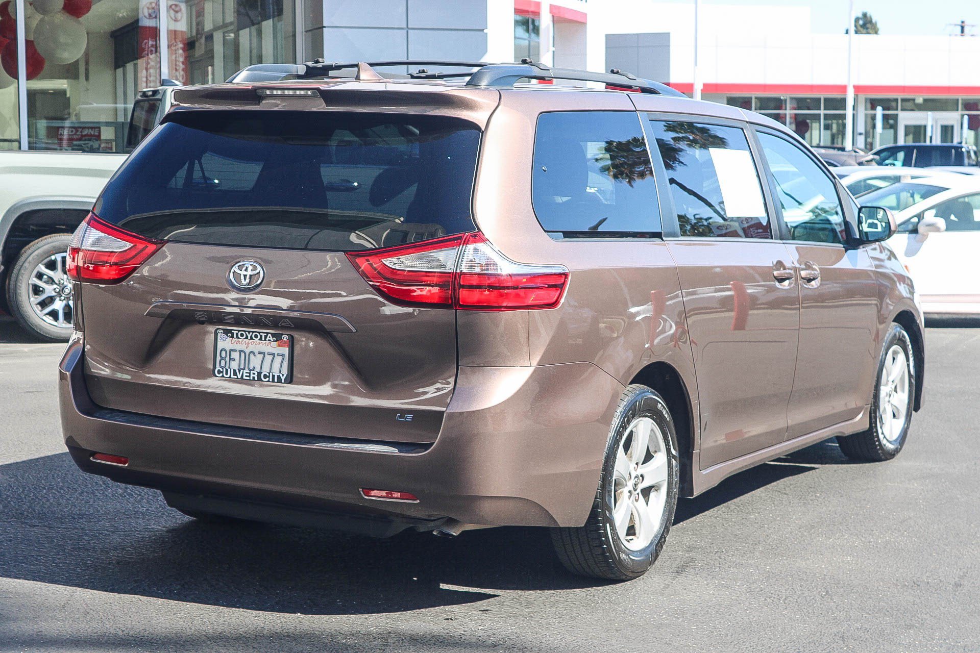 Used 2018 Toyota Sienna LE w/ Carpet Mat Package FWD image 9