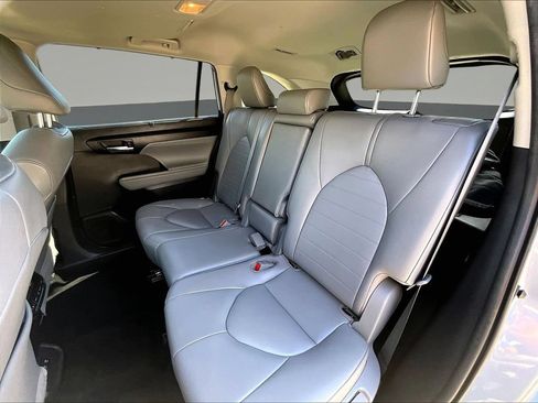 Used 2021 Toyota Highlander XLE AWD/4WD image 26