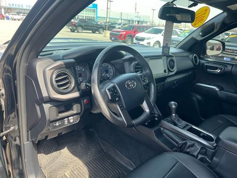 Used 2017 Toyota Tacoma TRD Sport image 17