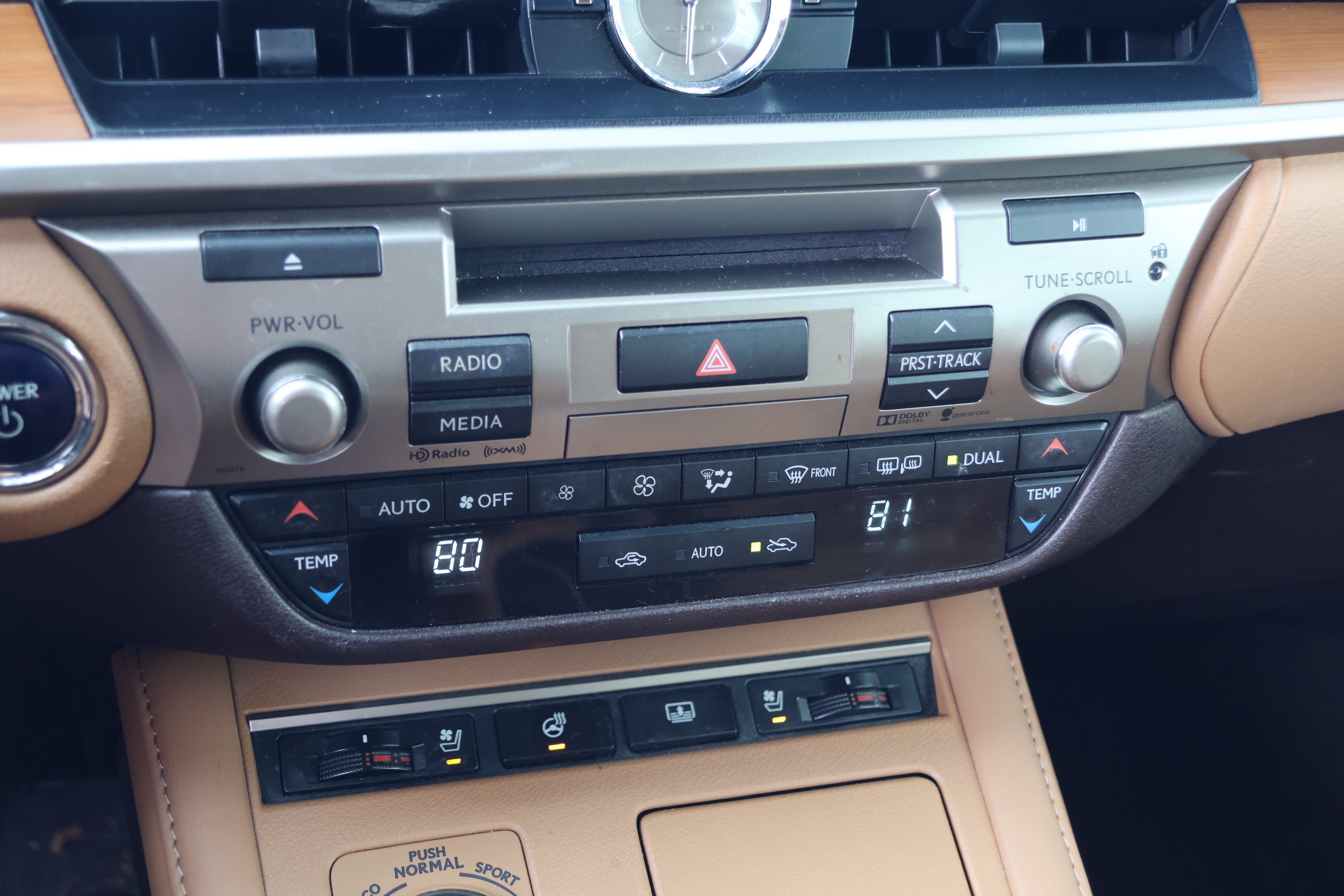 Used 2016 Lexus ES 300h w/ Luxury Package w/Wood Trim FWD image 28