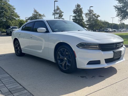 Used 2019 Dodge Charger SXT w/ Plus Group RWD image 2
