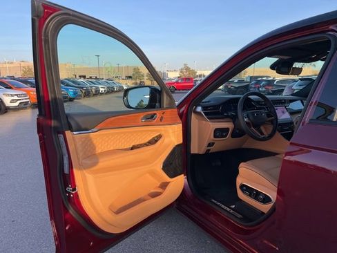 Used 2025 Jeep Grand Cherokee Summit w/ Luxury Tech Group V image 29