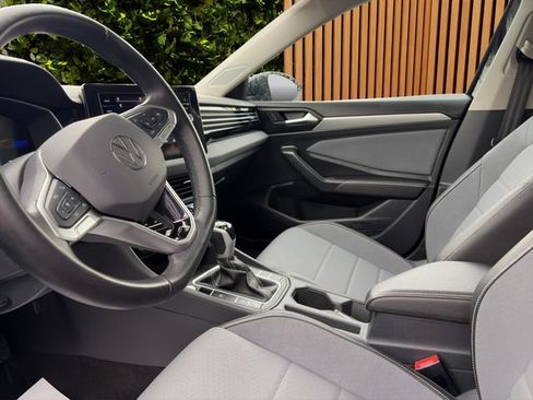Used 2025 Volkswagen Jetta SE FWD image 21