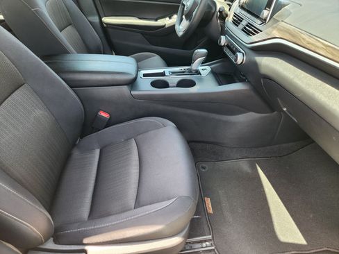 Used 2025 Nissan Altima 2.5 SV FWD image 14
