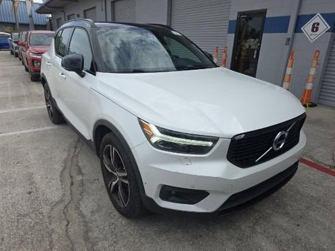 Used 2022 Volvo XC40 T5 R-Design image 1