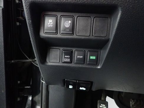 Used 2017 Nissan Rogue SV image 3