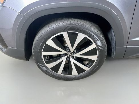 Used 2022 Volkswagen Taos SE w/ Panoramic Sunroof Package FWD image 8
