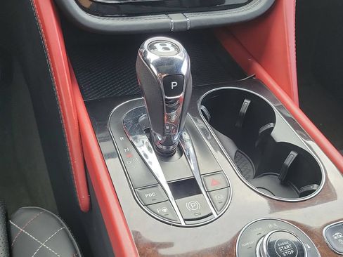 Used 2018 Bentley Bentayga AWD/4WD image 21