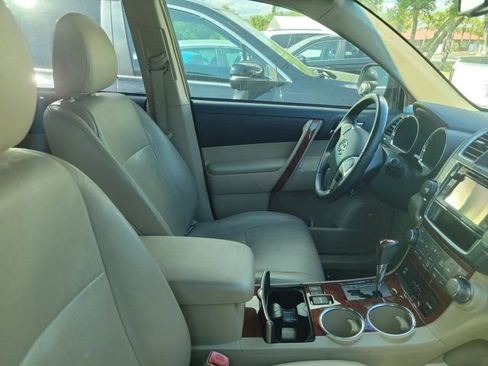 Used 2013 Toyota Highlander Limited FWD image 2