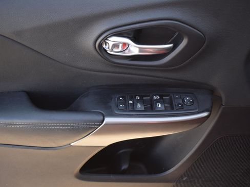 Used 2019 Jeep Cherokee Latitude w/ Cold Weather Group image 16