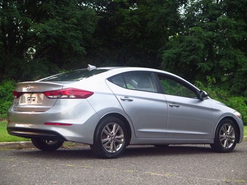 Used 2017 Hyundai Elantra SE FWD image 4