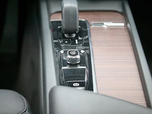 Certified 2023 Volvo XC60 B5 Plus w/ Protection Package Premier image 32