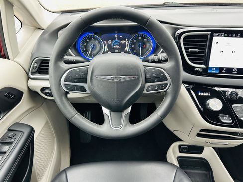 Used 2023 Chrysler Pacifica Touring-L image 15