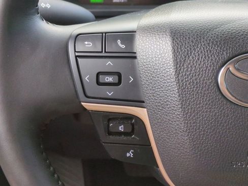 Used 2023 Toyota Crown Limited image 23