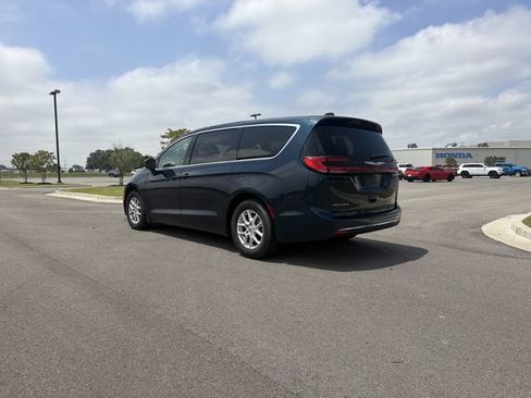 Used 2023 Chrysler Pacifica Touring-L FWD image 3