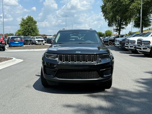 Used 2023 Jeep Grand Cherokee Laredo w/ Luxury Tech Group I AWD/4WD image 8