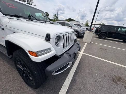 Used 2022 Jeep Wrangler Unlimited Sahara AWD/4WD image 13