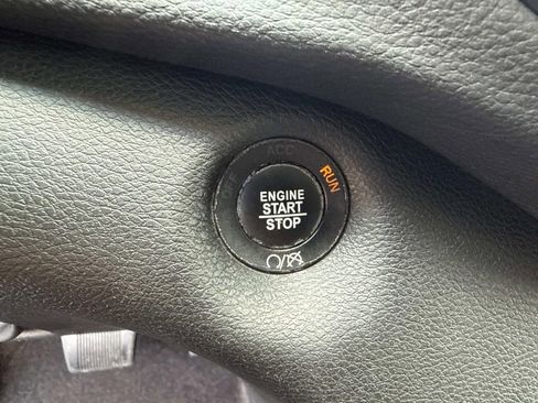 Used 2019 Jeep Cherokee Limited FWD image 27
