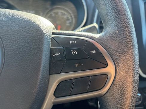 Used 2021 Jeep Cherokee Latitude w/ Safety Group AWD/4WD image 15