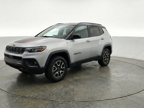 Used 2025 Jeep Compass Trailhawk AWD/4WD image 3