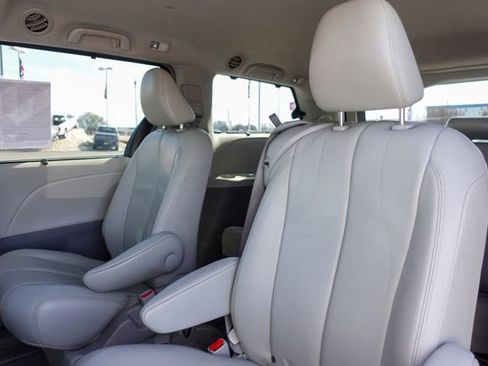 Used 2014 Toyota Sienna XLE image 27