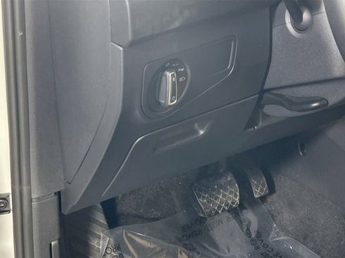 Used 2023 Volkswagen Tiguan SE AWD/4WD image 10