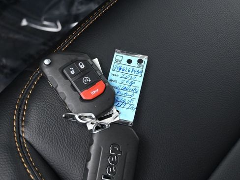 Used 2024 Jeep Gladiator Sport w/ Premium Package image 16