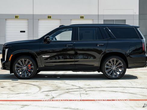 Used 2025 Cadillac Escalade V image 5