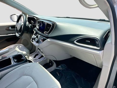 Used 2017 Chrysler Pacifica Touring-L Plus w/ Advanced Safetytec Group FWD image 30