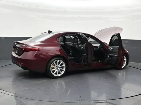 Used 2019 Alfa Romeo Giulia RWD image 32