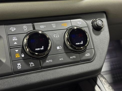 Used 2025 Land Rover Defender 110 image 27