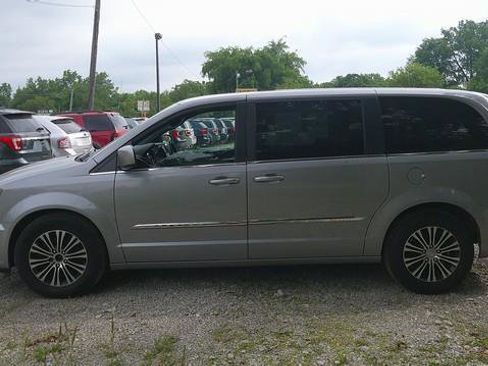 Used 2014 Chrysler Town & Country S FWD image 12