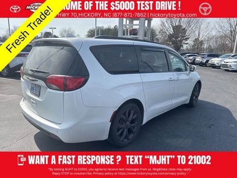 Used 2020 Chrysler Pacifica Touring-L w/ S Appearance Package image 4