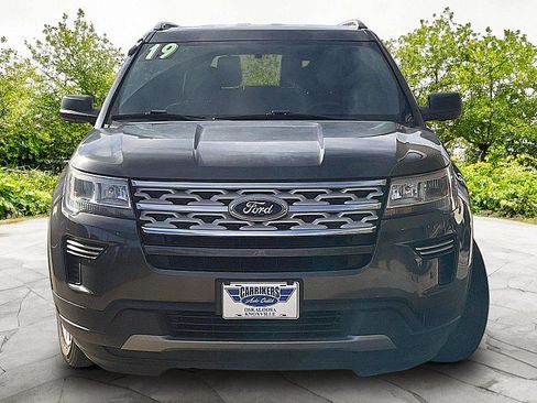 Used 2019 Ford Explorer XLT FWD image 2