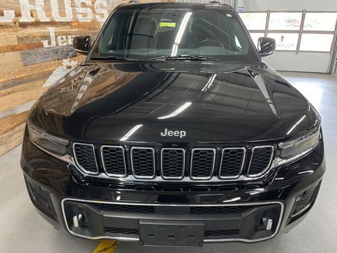 Used 2022 Jeep Grand Cherokee Overland w/ Luxury Tech Group IV AWD/4WD image 8