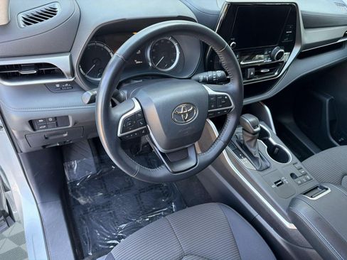 Used 2025 Toyota Highlander LE FWD image 4