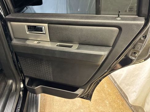 Used 2017 Ford Expedition XLT w/ Equipment Group 202A AWD/4WD image 27