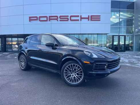 Certified 2023 Porsche Cayenne Platinum Edition image 9
