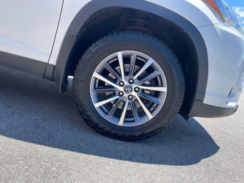 Used 2019 Toyota Highlander XLE AWD/4WD image 11