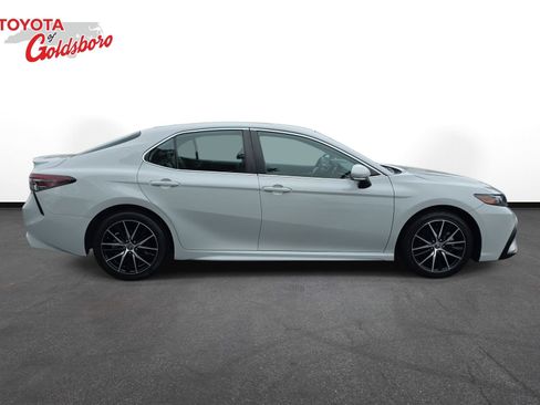 Used 2023 Toyota Camry SE FWD image 4