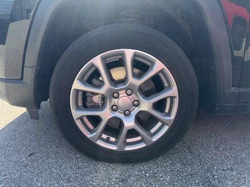Used 2024 Jeep Compass Latitude AWD/4WD image 3