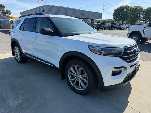 Used 2020 Ford Explorer XLT w/ Equipment Group 202A AWD/4WD image 4