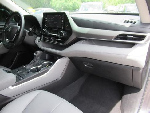 Used 2022 Toyota Highlander XLE FWD image 11