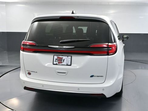 Used 2023 Chrysler Pacifica Touring-L image 6