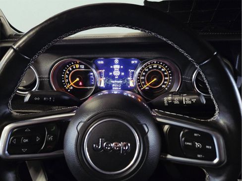 Used 2019 Jeep Wrangler Unlimited Sahara AWD/4WD image 17