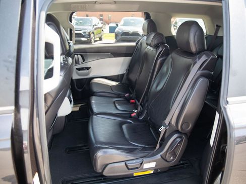 Used 2022 Kia Carnival LX image 22