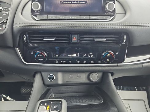 Used 2023 Nissan Rogue SL AWD/4WD image 25