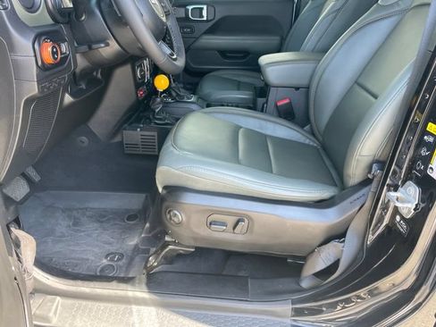 Used 2025 Jeep Gladiator Mojave w/ Convenience Group AWD/4WD image 9